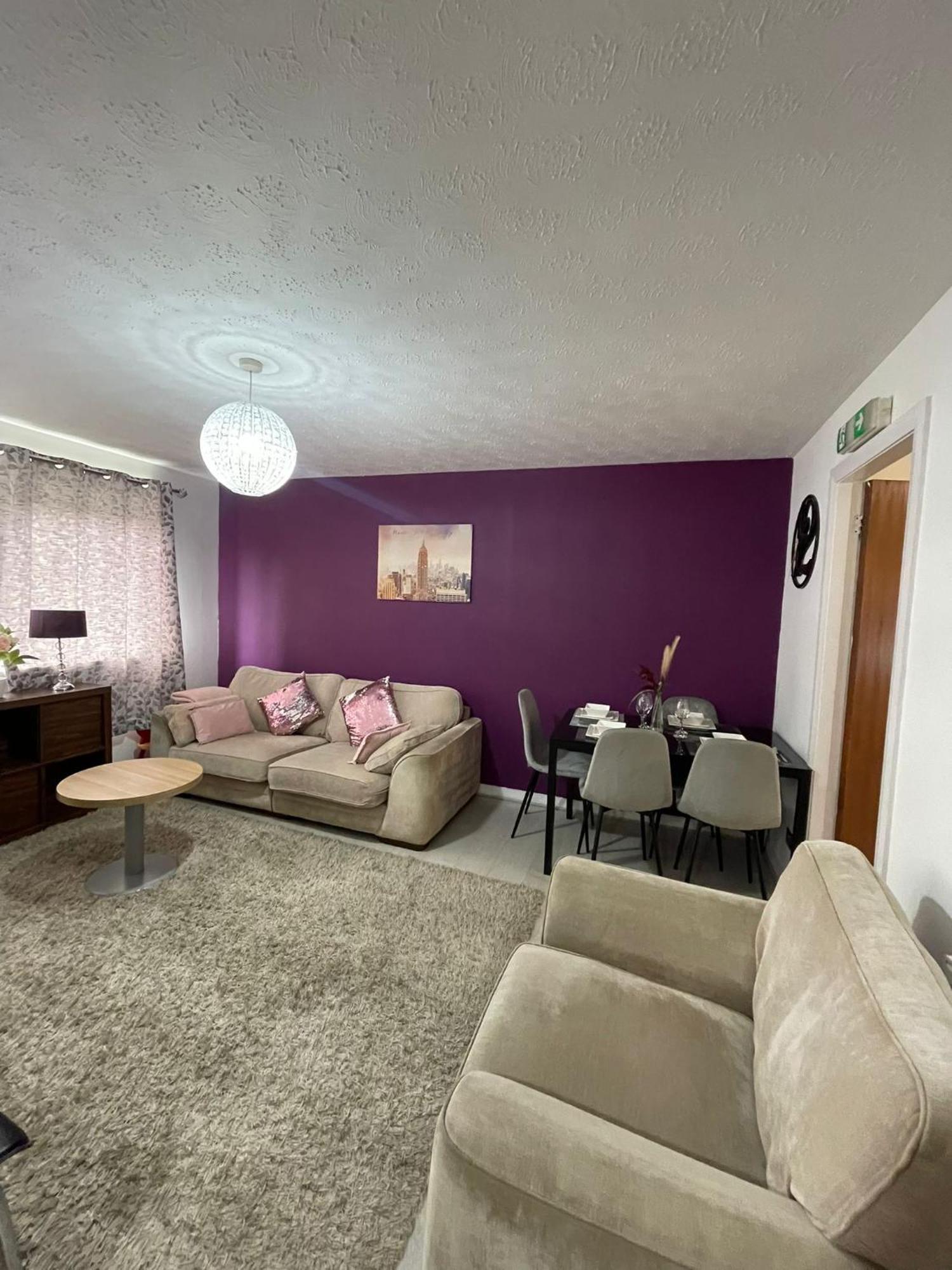 Chic 2 Bed With Free Parking- Recently Redecorated, 10 Minutes To Centre Apartment